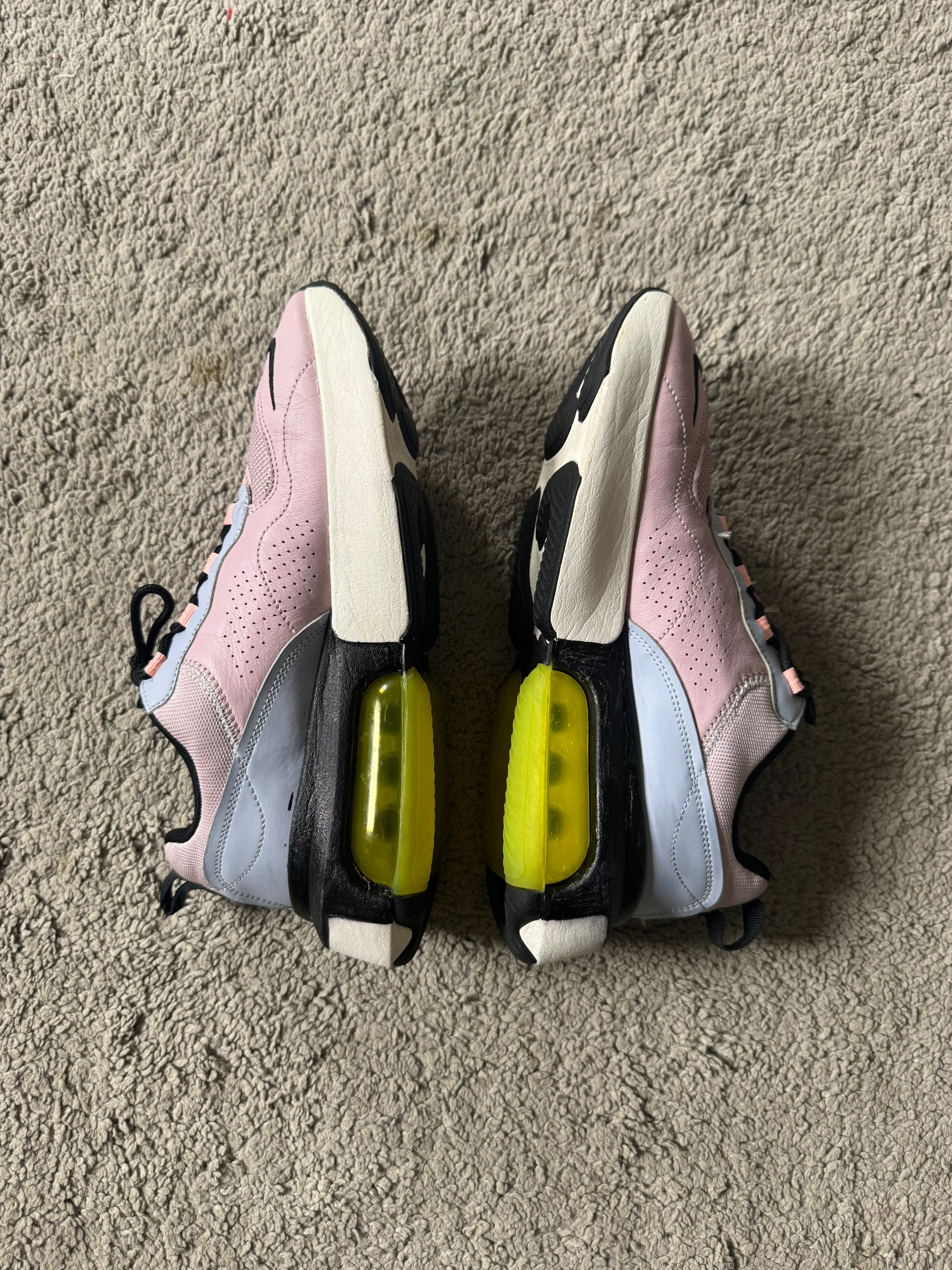 NIKE SIZE 41
