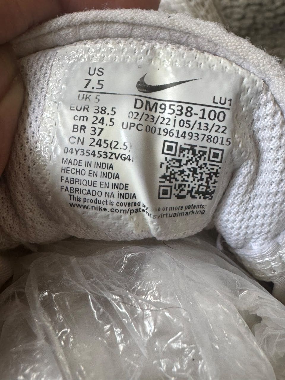 NIKE SIZE 37