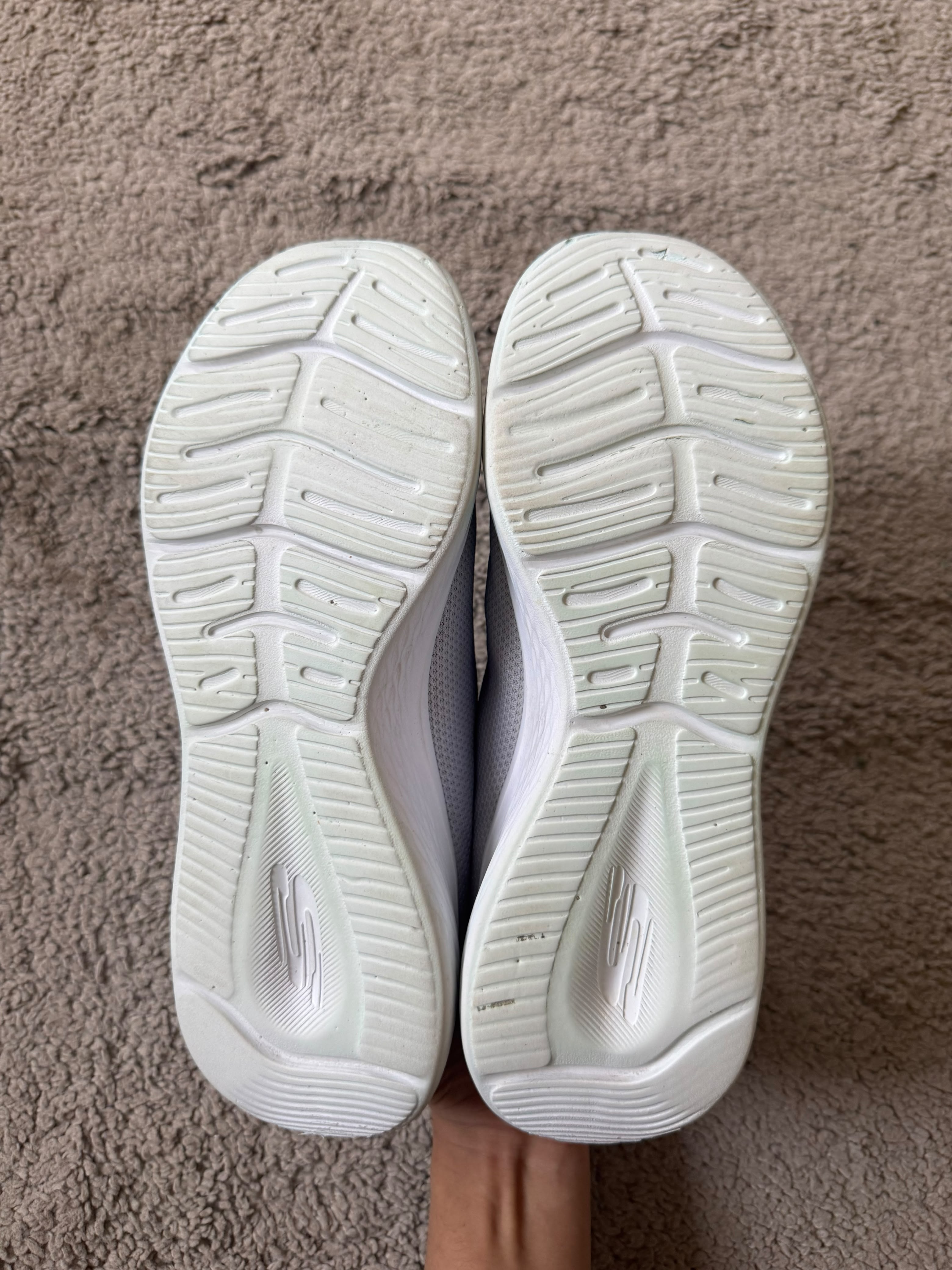 SKECHERS SIZE 37.5