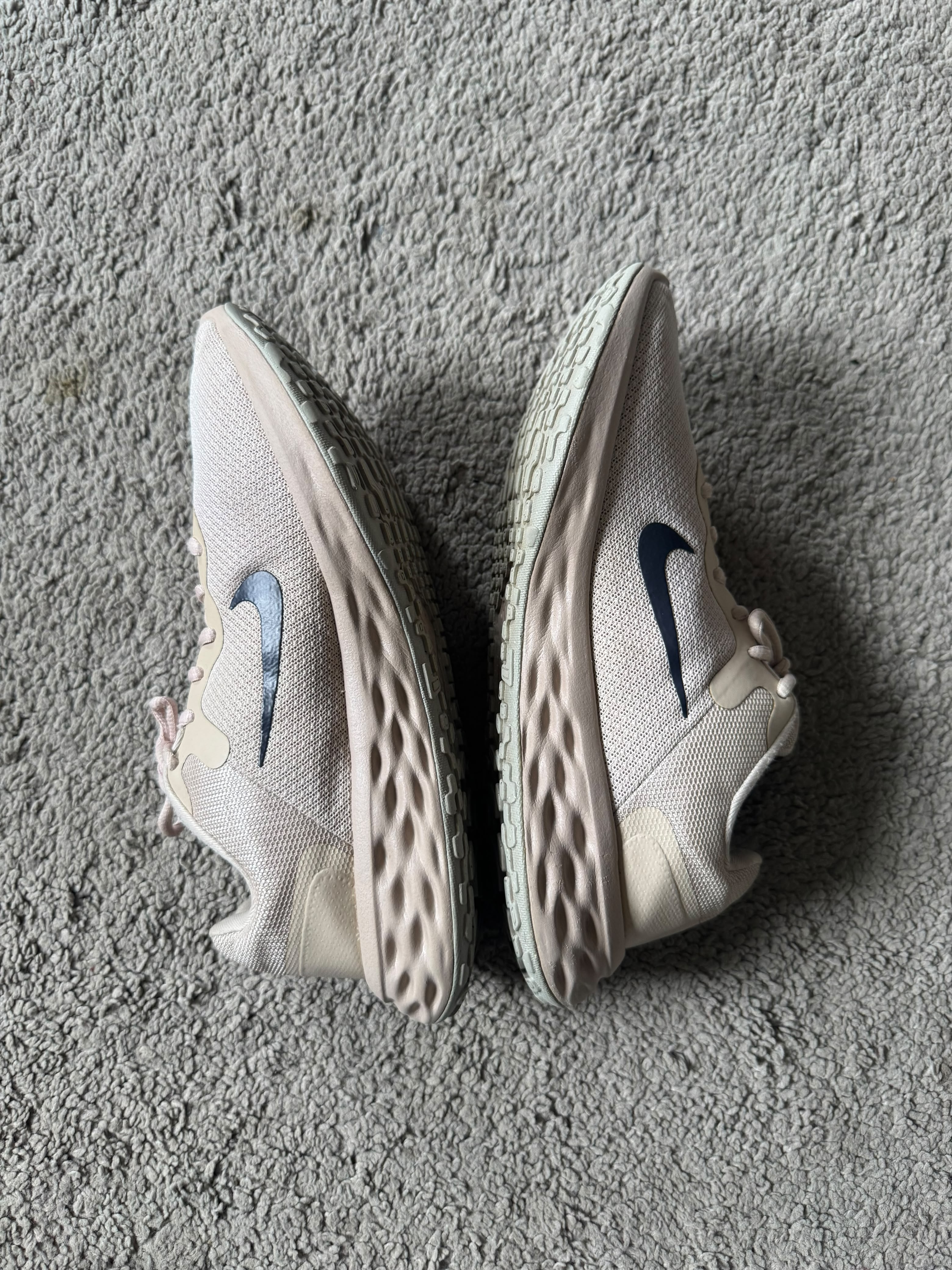 NIKE SIZE 41