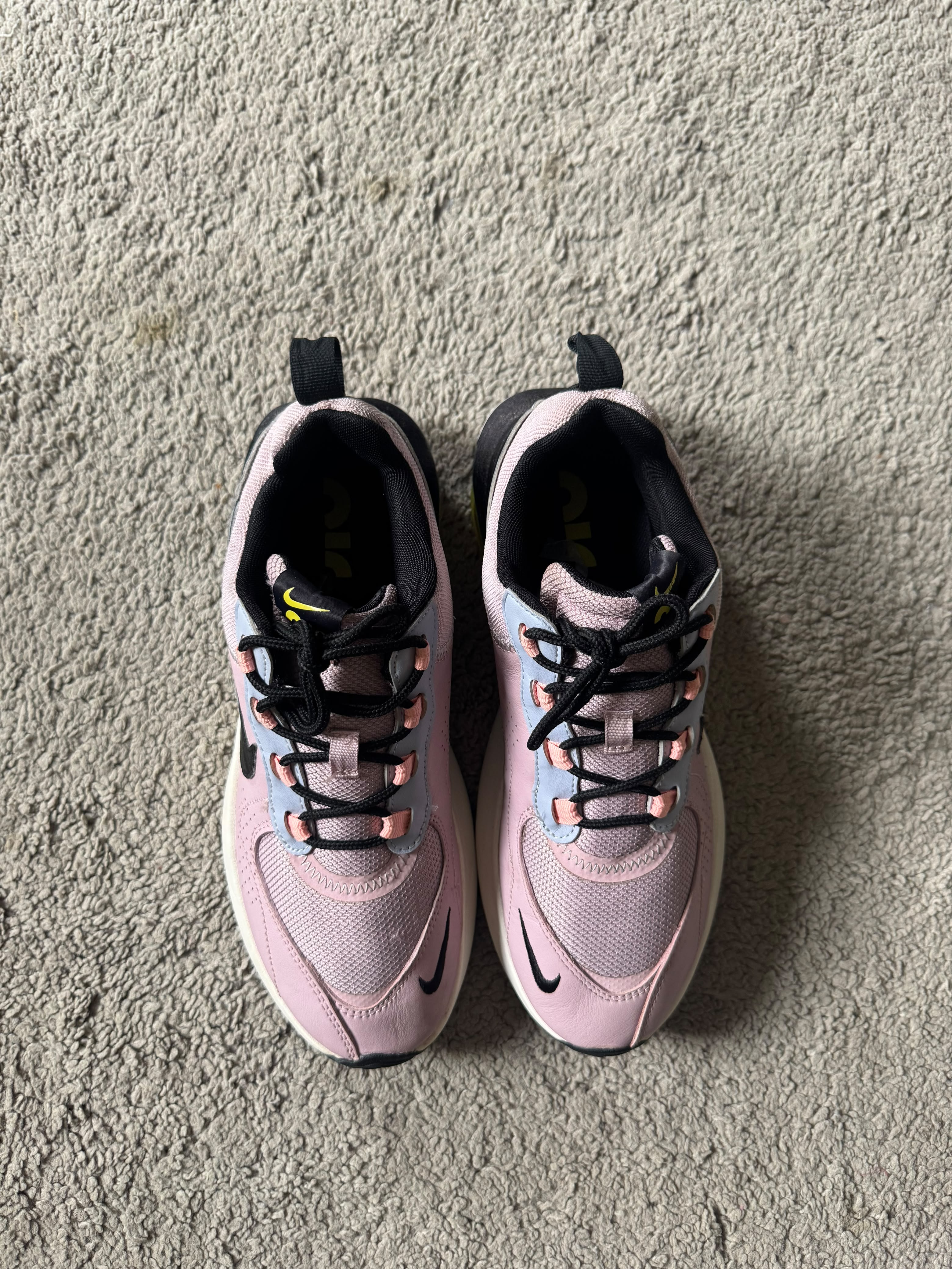 NIKE SIZE 41