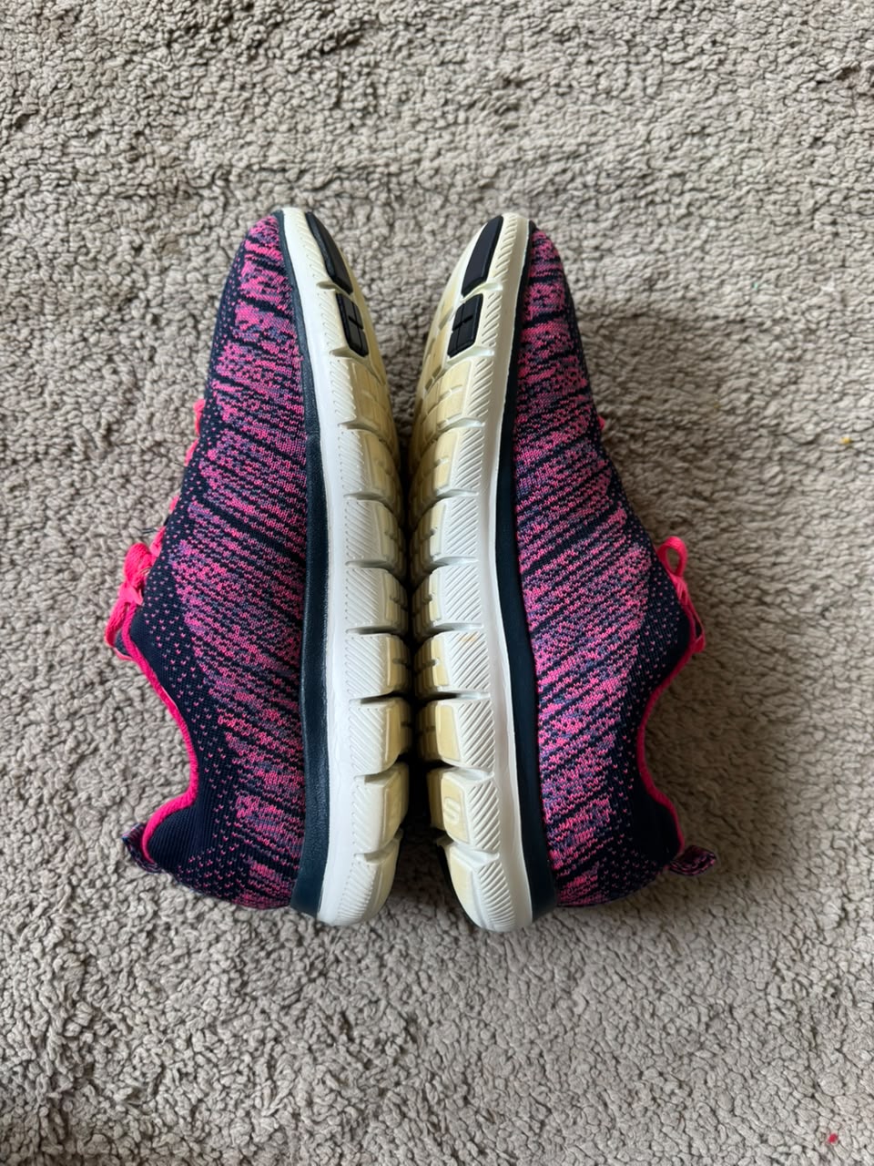 SKECHERS SIZE 38