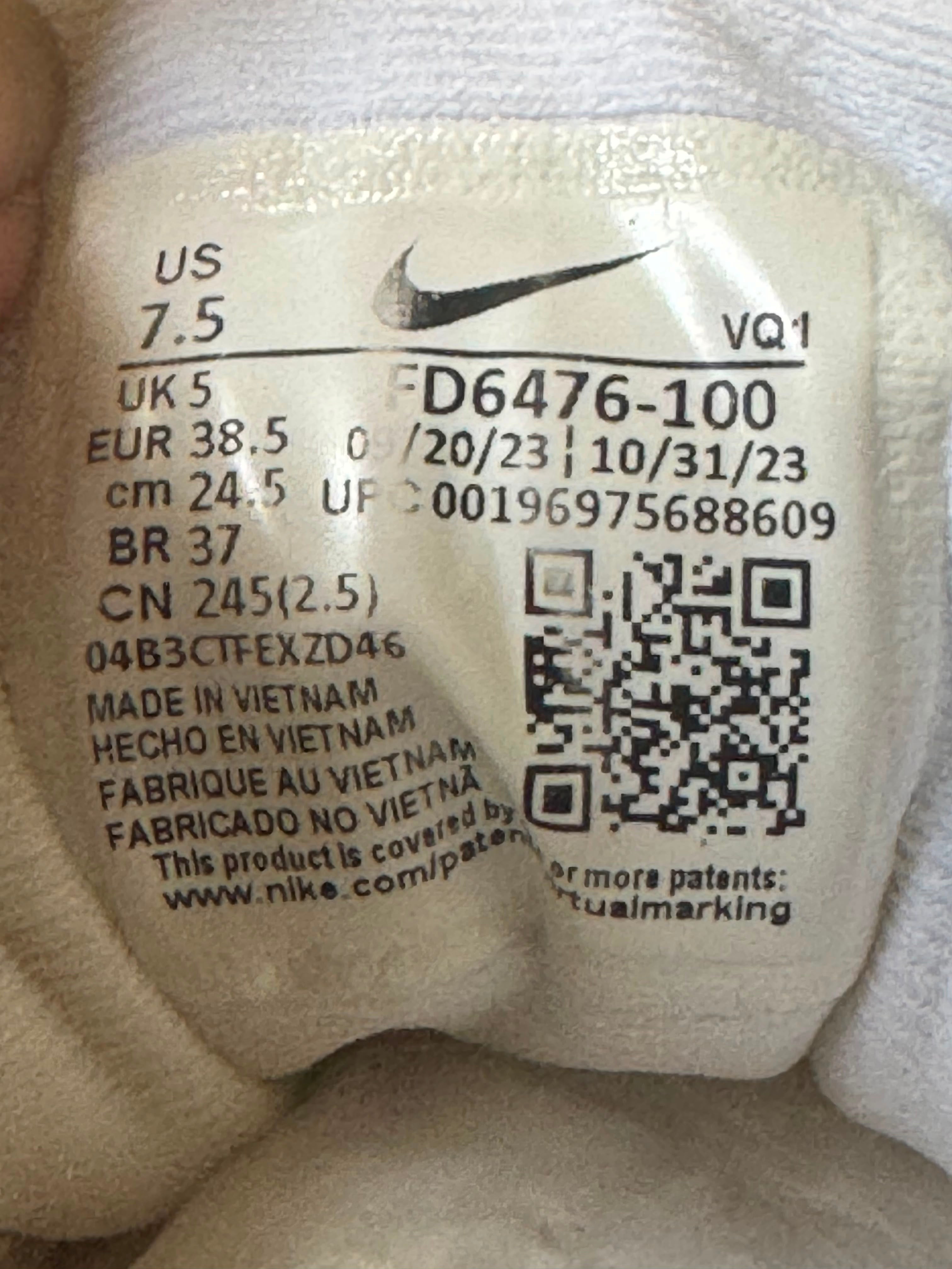 NIKE SIZE 38.5