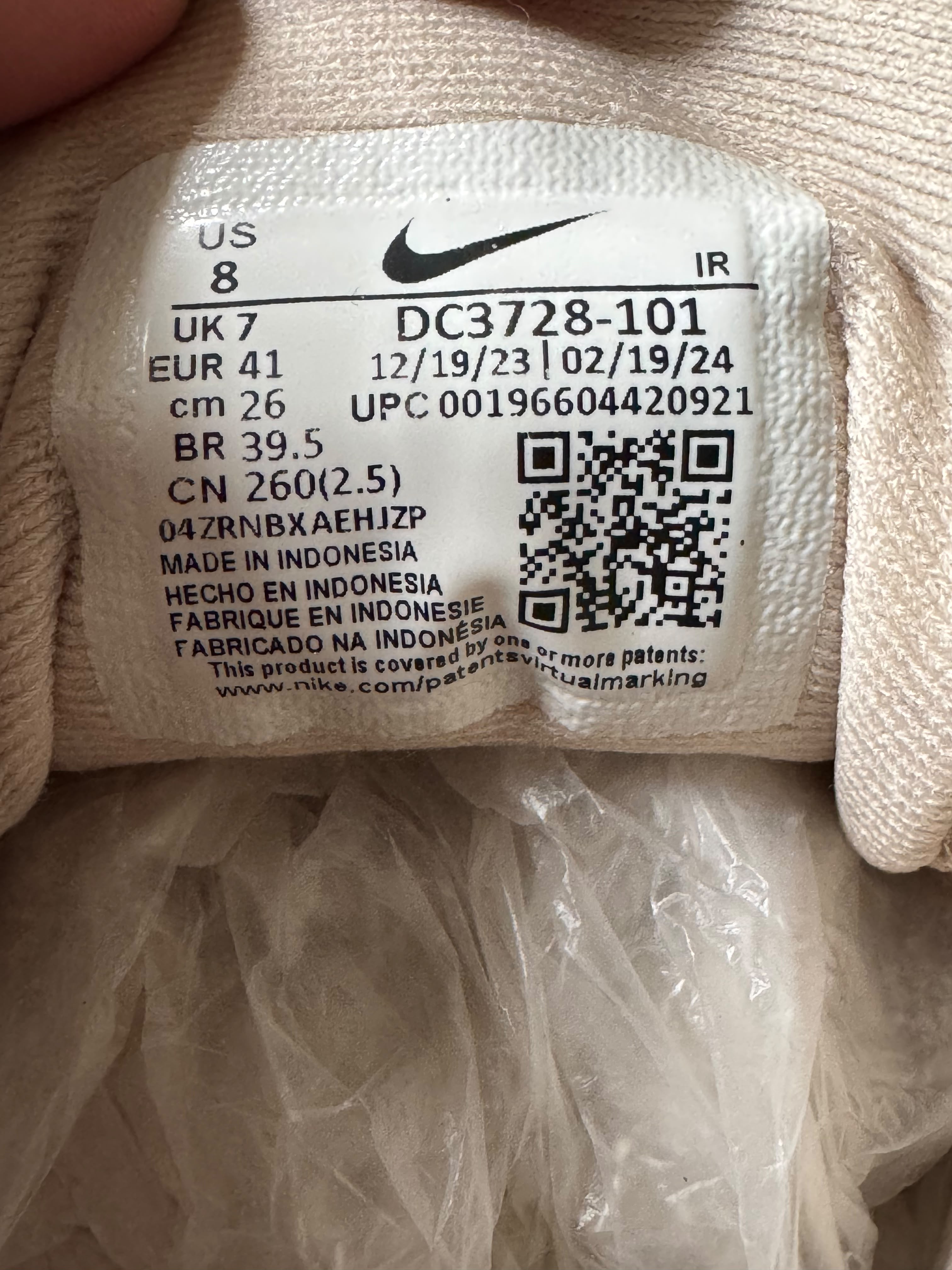 NIKE SIZE 41