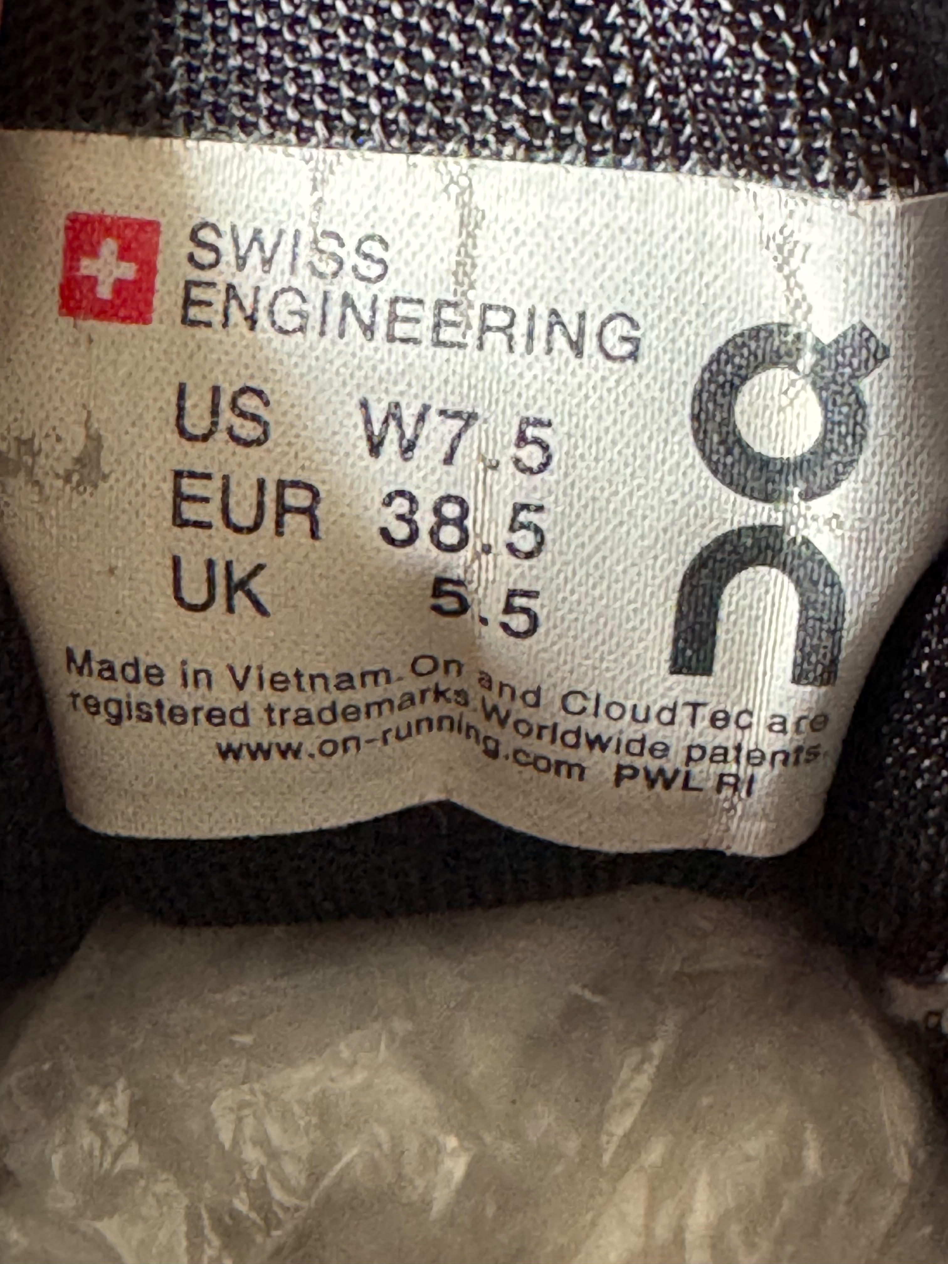 ON RUNNING SIZE 38.5