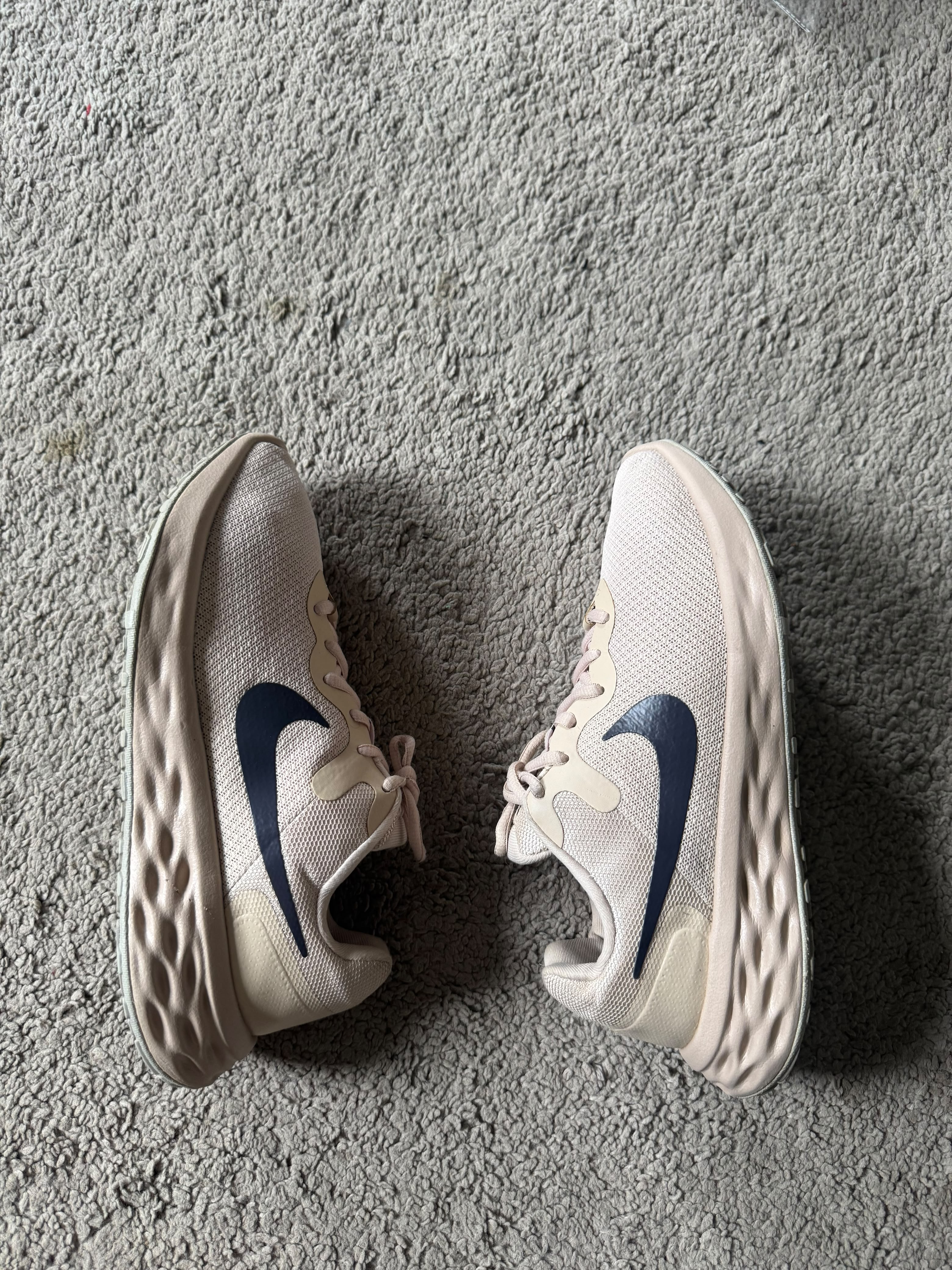 NIKE SIZE 41