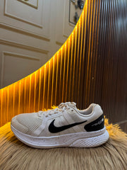 NIKE SIZE 40.5
