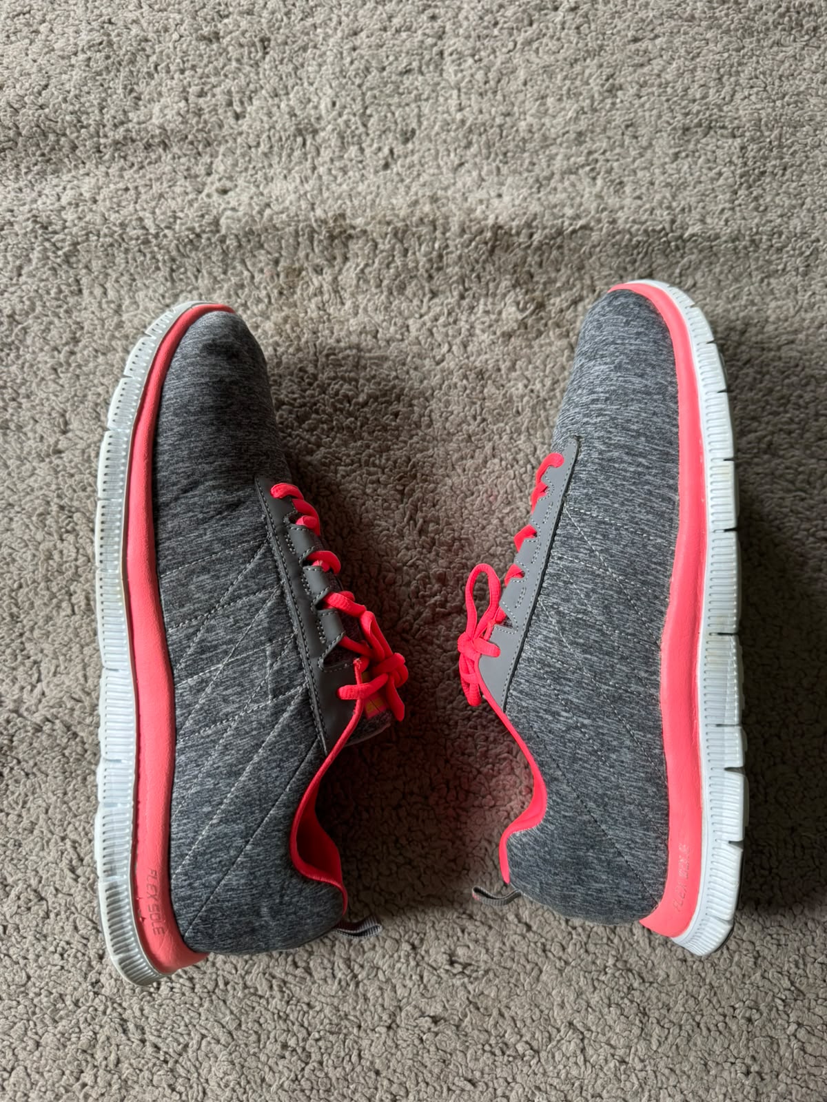 SKECHERS SIZE 42