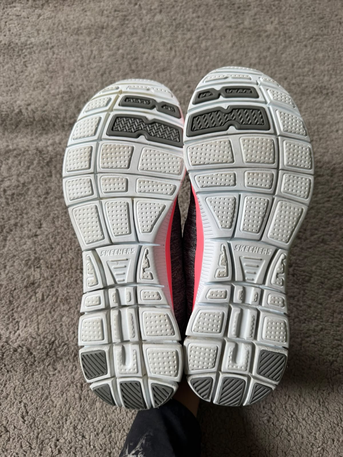 SKECHERS SIZE 42