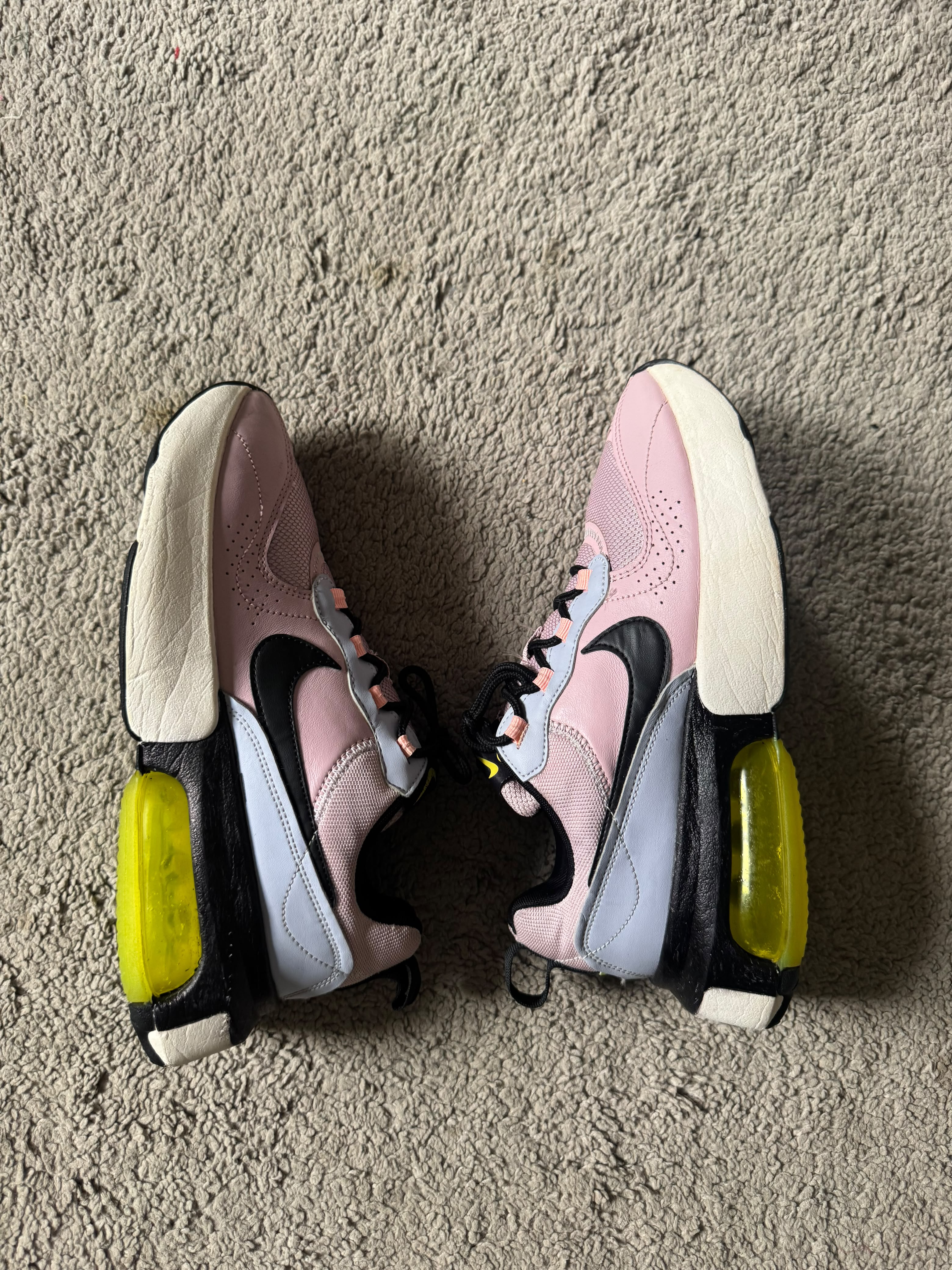 NIKE SIZE 41