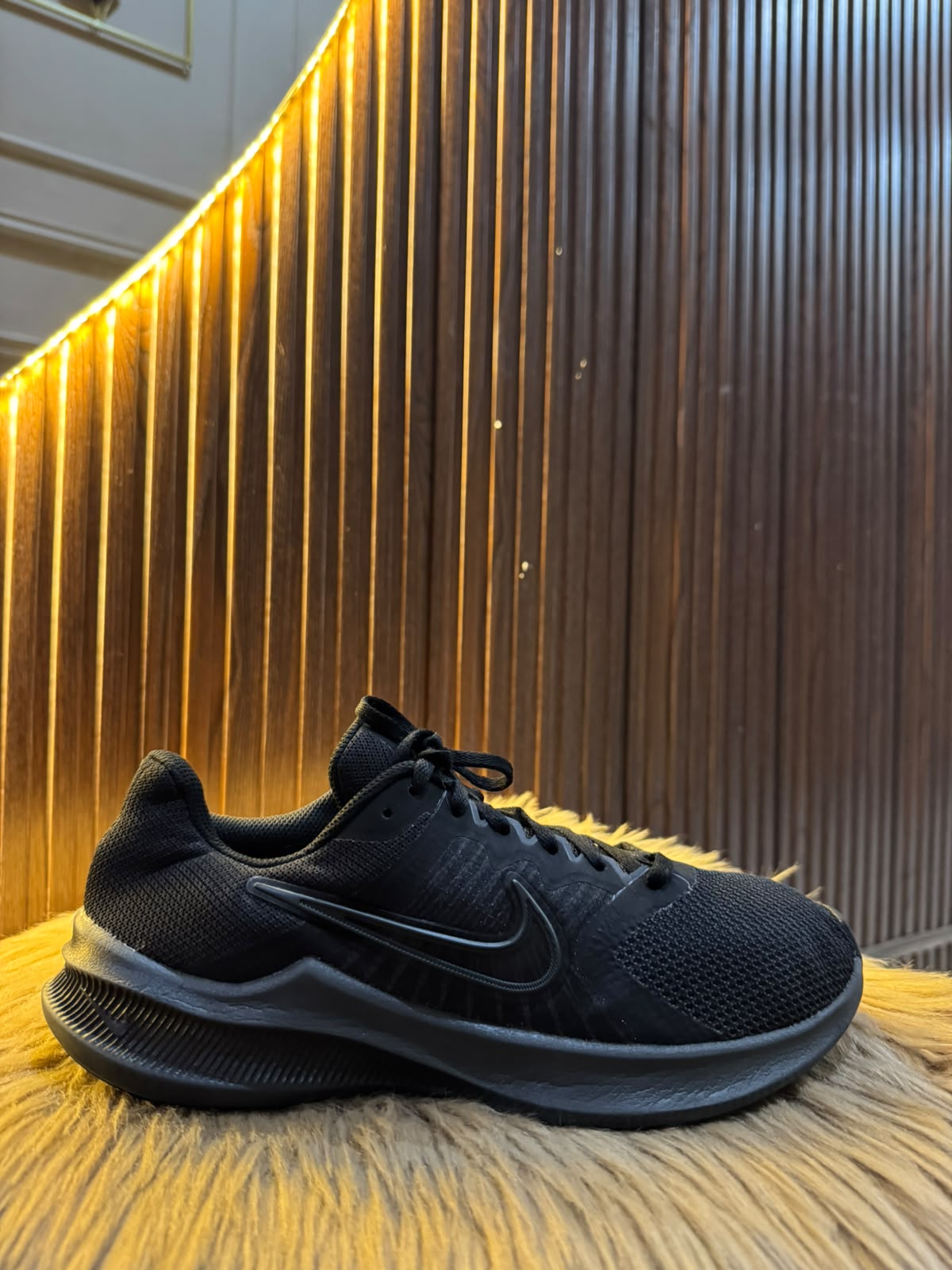 NIKE SIZE 40.5