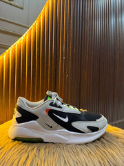 NIKE SIZE 42.5