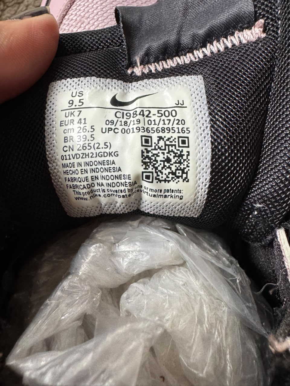 NIKE SIZE 41