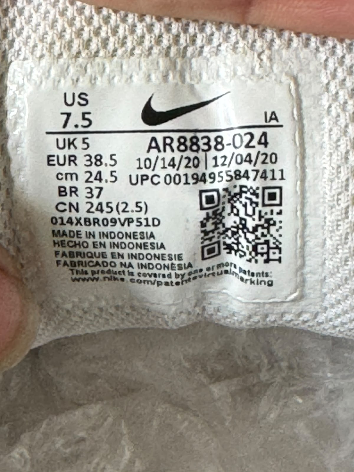 NIKE SIZE 38.5